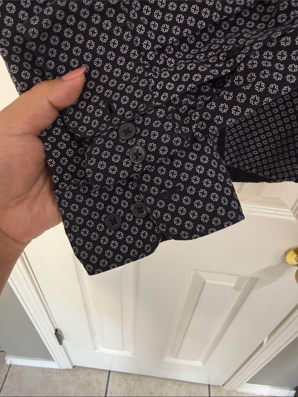 Forever 21 Men's Black Geometric Button-Down Shirt size medium - Picture 2 of 5